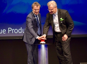 Reinhard Schneider, Inhaber Werner & Mertz, und Günther Lehner, Inhaber Alpla, geben den offiziellen Startschuss zur Produktion in der „L8“ in Mainz (Foto: Werner & Mertz)