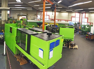 Produktionshalle von raro plastics mit Spritzgießmaschinen (Foto: raro plastics)