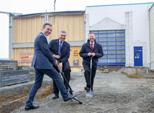 Die beiden Geschäftsführer Tino Albert und Ivica Maurovic mit Tannas Vizebürgermeister Ralf Hüttner beim Spatenstich (v.l., Foto: Gealan Fenster-Systeme)
