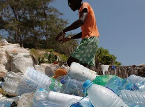 Die internationale Staatengemeinschaft debattiert in Genf, wie Kunststoffabfallexporte reguliert werden sollen (Foto: UNEP/Cyril Villemain)
