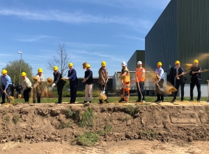 Ende April fand der Spatenstich für den Ausbau in Triptis statt (Foto: Rehau)