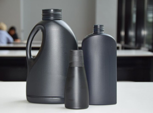 Dank neuer Masterbatches von Ampacet lassen sich diese schwarzen Kunststoffflaschen recyceln (Foto: Henkel)