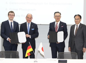 Vertragsunterzeichnung mit Sönke Grützmacher und Erwin Doll von Röchling Automotive sowie Kuniyuki Watanabe und Koji Hori von Kasai Kogyo (von links, Foto: Kasai Kogyo)