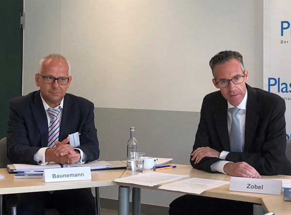 Vorsitzender Dr. Michael Zobel (re.) und Hauptgeschäftsführer Dr. Rüdiger Baunemann bei der Pressekonferenz von PlasticsEurope Deutschland in Wesseling (Foto: KI)