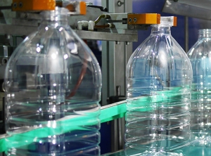 Das Unternehmen stellt unter anderem Behälter für Getränke, Shampoo oder Motoröl her (Foto: Logoplaste)