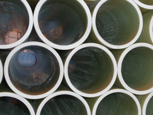 Rohre aus glasfaserverstärktem Kunststoff (Foto: KI)
