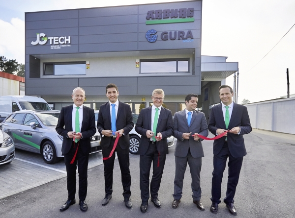 Offizielle Eröffnung in Marinha Grande (v. r.): Martín Cayre, Geschäftsführer von Arburg SA; Pedro Baroseiro, CEO von Gura; Gerhard Böhm, Arburg-Geschäftsführer Vertrieb; João Assis, CTO von Gura, und Stephan Doehler, Bereichsleiter Vertrieb Europa (Foto: Arburg)