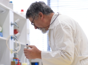 Ein Mitarbeiter im Labor von Molecule (Foto: Molecule)