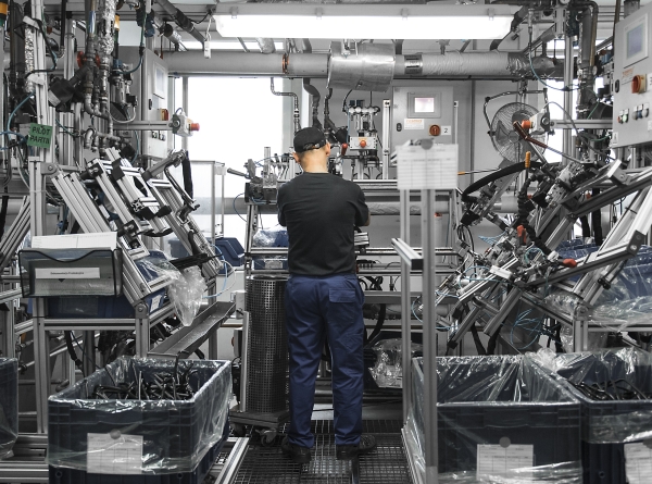 Ein Arbeiter im Werk Pilica / Polen (Foto: Norma Group)