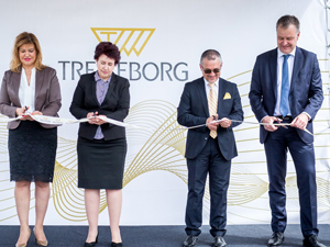 Neben Mitgliedern aus dem Trelleborg-Management waren auch Vertreterinnen der lokalen Politik bei der Einweihung anwesend (Foto: Trelleborg)