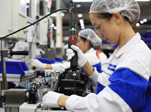 Scheinwerfermontage im chinesischen Dalian (Foto: ZKW)