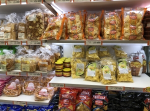 Knabberzeug in einem Supermarkt (Foto: KI)