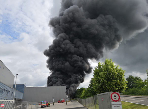 Dicke Rauchwolken standen am Fronleichnamstag über dem Betriebsgelände der Polymer-Gruppe (Foto: Polizei RLP)