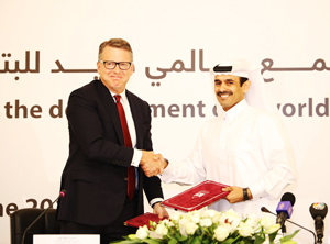 Saad Sherida Al-Kaabi (re.), qatarischer Energieminister sowie QP-President und -CEO, und Mark E. Lashier (li.), CP Chem-President und -CEO, bei der Besiegelung der Partnerschaft in Doha (Foto: QP)