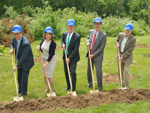 Friedrich Kanz (Mitte) beim Spatenstich für die neue Halle (Foto: Arburg)