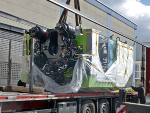 Anlieferung der neuen Spritzgießmaschine (Foto: OWI)