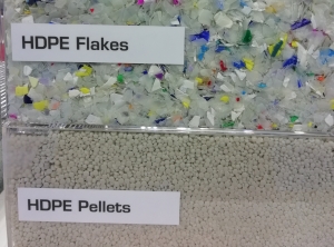PE-HD-Flakes und -Rezyklat (Foto: KI)