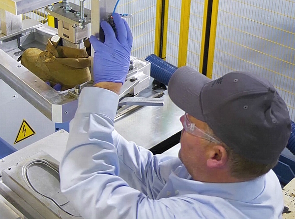 Ein Mitarbeiter in Wyandotte, Michigan / USA, holt einen Schuh aus der Form (Foto: BASF)