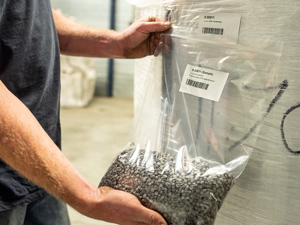 Als zusätzliche Leistung für die Kunststoffindustrie bietet der Logistiker beispielsweise das Ziehen von Materialproben (Foto: Sievert)