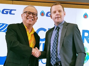 Alpla Regional Manager Bernd Wachter (r.) und Supattanapong Punmeechaow, Präsident und CEO von Global Chemical (Foto: Alpla)