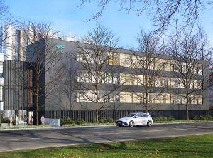 Eine Illustration des im Bau befindlichen Bürogebäudes von Greiner Bio-One in Frickenhausen (Foto: Architektenbüro weinbrenner.single.arabzadeh)