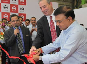 Der bisher für die Blasformsparte verantwortliche Brian Marston (Mitte) – hier bei einer Einweihung der Produktion am indischen Standort Ahmedabad – leitet Uniloy nun als eigenständiges Unternehmen (Foto: Milacron)