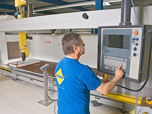 Kunststoffbearbeitung in Zimmern (Foto: Hans Keim Kunststoffe)