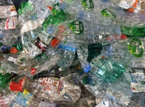 Gepresste PET-Getränkeflaschen aus dem Supermarkt (Foto: KI)