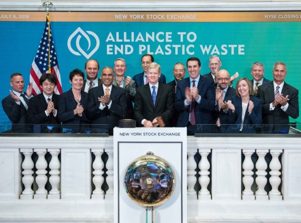 David Taylor, CEO von Procter & Gamble, und andere AEPW-Mitglieder zu Besuch bei der New Yorker Börse (Foto: Alliance To End Plastic Waste)