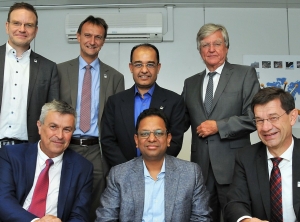 Vertreter von Renolit und RMG Polyvinyl bei der Gründung des Gemeinschaftsunternehmens (Foto: Renolit)