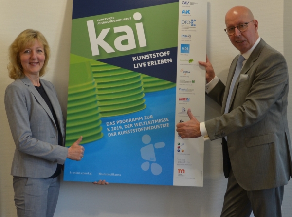 Petra Cullmann, Global Portfolio Director Plastics and Rubber der Messe Düsseldorf, und Ralf Olsen, Hauptgeschäftsführer des pro-K, präsentieren kai 2019 (Foto: pro-K)