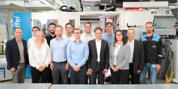 Das Team für thermoplastische Verbundwerkstoffe freut sich über eine neue Forschungs-Bandlinie (Foto: Covestro)