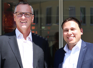 Jürgen Sohn (li.), Geschäftsbereichsleiter Recycling, und Michael Küblbeck, Geschäftsführer der Karl Bachl Kunststoffverarbeitung (Foto: Karl Bachl)