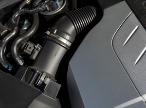 Ansaugrohr im Motorraum (Foto: DuPont)