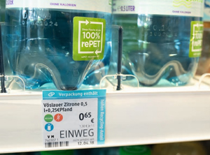 Im Rahmen der Informationskampagne werden Verpackungen im Regal hervorgehoben, die einen hohen Recyclinganteil aufweisen (Foto: dm)