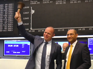 Da war die Stimmung noch gut: Andreas Becker (links) und mutares-Chef Robin Laik beim Einläuten der Börsennotierung 2018 auf dem Frankfurter Parkett (Foto: Deutsche Börse)