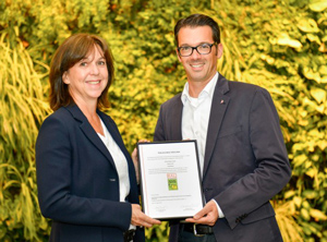 Alexander Schau, Verpackungsentwickler bei Werner & Mertz, nahm die Urkunde von Dr. Ina-Maria Becker, Vorsitzende der Gütegemeinschaft Rezyklate aus haushaltsnaher Wertstoffsammlung, entgegen (Foto: Werner & Mertz)