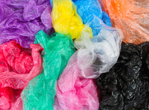 Verbraucher in England verwenden deutlich weniger Plastiktüten, seitdem sie dafür 5 Pence zahlen müssen (Foto: Panthermedia / Mukhina1)