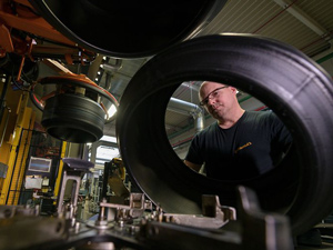 Reifenproduktion bei Continental in Korbach (Foto: Continental)