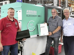 Die Glänzer-Geschäftsführer Timo Alef und Ralf Schlechtendahl zusammen mit Bernd Schmid, Abteilungsleiter Vertrieb Außendienst bei Arburg (v.l., Foto: Glänzer)