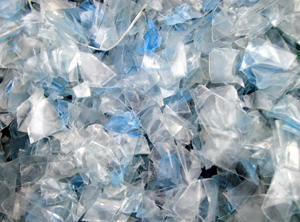 Gewaschene PET-Flakes (Foto: KI)