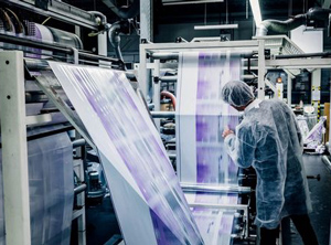 Qualitätskontrolle bedruckter Folien im Werk Neumarkt (Foto: Peku Folien)