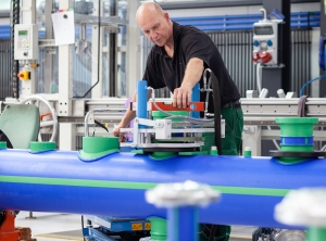 Vormontage von Rohrleitungssystemen im Werk Attendorn (Foto: Aquatherm)