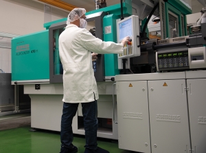 Hybride Spritzgießmaschine für Medizinprodukte (Foto: Meding)