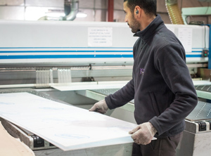 Plattenzuschnitt im Werk in Chassieu (Foto: ICM Industrie)