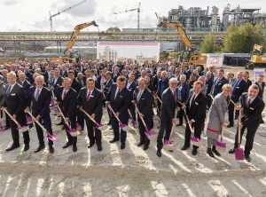 Über 200 Gäste feiern den offiziellen Spatenstich für die zusätzliche PA-12-Linie in Marl (Foto: Evonik)