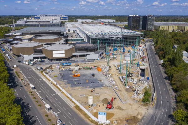 Seit ein paar Wochen wird auch das Dach vor der neuen Halle 1 montiert (Foto: Messe Düsseldorf/Ansgar M. van Treeck)