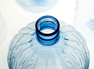 Auch PET-Mehrwegflaschen sind weiter auf dem Rückzug (Foto: Panthermedia/richterfoto)