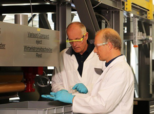 Fraunhofer-Forscher besprechen Ergebnisse der Sortierung von Elektroschrott im Technikum des IWKS (Foto: Fraunhofer IWKS)