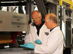 Fraunhofer-Forscher besprechen Ergebnisse der Sortierung von Elektroschrott im Technikum des IWKS (Foto: Fraunhofer IWKS)